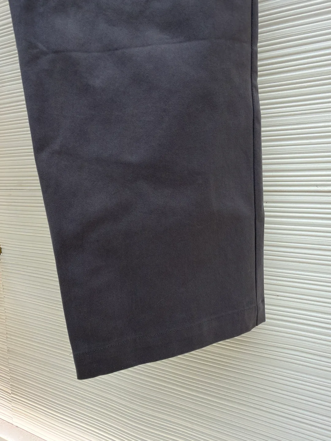 LOUIS VUITTON pocket embossed overalls ●Original version: Purchased and developed for 12300 ●Item number: 1682076-C30 ●Fabric: special twill fabric ●Technology: embossed production ●Color: gray ●Version: fitted version ●Weight: about 690 grams ●Size: 44-46-48-50 ●Description: Custom-made special twill 95% cotton 5 wool%, the fabric has a sheen and velvet feel, which is different from ordinary twill, a full set of hardware is made to order, and a four-piece set, custom-made four-leaf clover metal buckles, silicone pocket embossing is made from the mold, and manual pasting is extremely costly. Custom-made jacquard webbing at the waistband, trousers waistband, front and side pocket zippers, two different pullers, specific three-label wash. The overall wiring is straight and delicate, the fabric is comfortable and soft, and the color is consistent without color difference. It can be matched with the same style to create a fashionable look and control various occasions. Customized accessories, complete with three standards, same style for men and women!